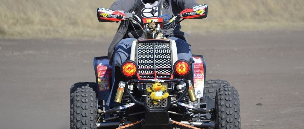 на квадроцикле по дорогам общего пользования. квадроцикл в чечне. езда на квадроцикле. квадроцикл на дороге общего пользования. квадроцикл учебный.