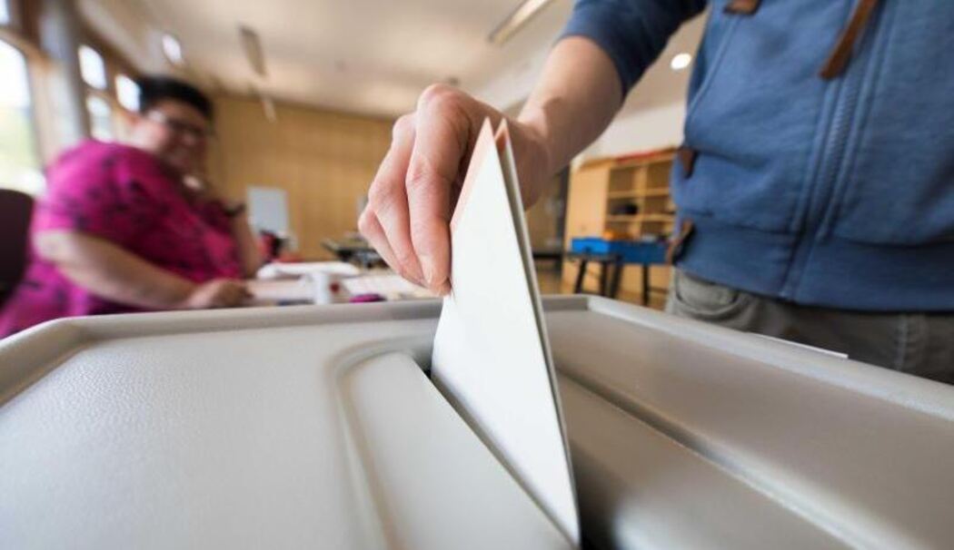 Wahl Wahlurne Wahlzettel Stimmabgabe Stimmzettel