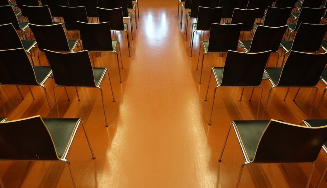 Leere Stühle - Bürgerversammlung - Diskussion - Bürger - Versammlung - Sprecher - Infoabend - Infoveranstaltung - Veranstaltung