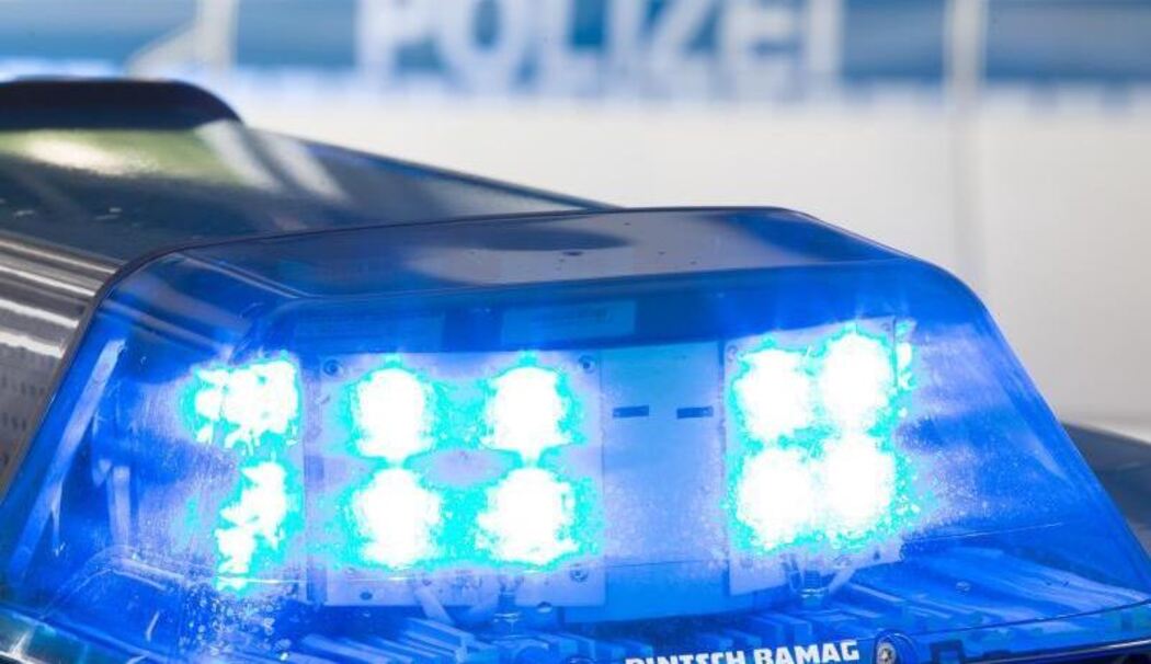Ein Blaulicht auf dem Dach eines Polizeiwagens