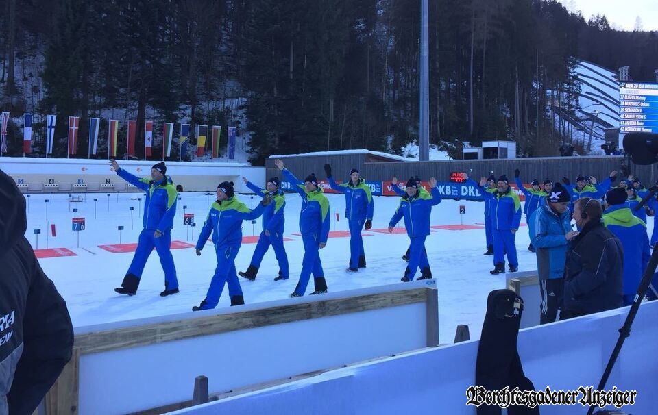 Einmarsch der Kampfrichter in der Chiemgau Arena in Ruhpolding
