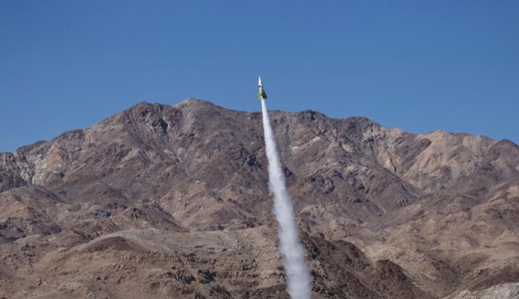 Mad Mike schoss sich mit eigener Rakete über einer kalifornischen Wüste in die Luft Mad Mike schoss sich mit eigener Rakete über einer kalifornischen Wüste in die Luft