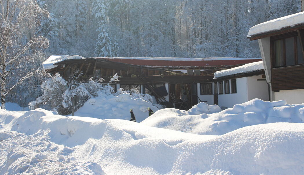 Dach der Chiemgauhalle in Traunstein eingestürzt – 13 Kälber evakuiert
