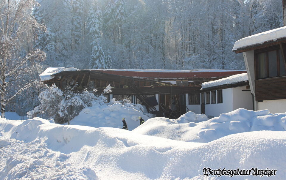 Dach der Chiemgauhalle in Traunstein eingestürzt – 13 Kälber evakuiert