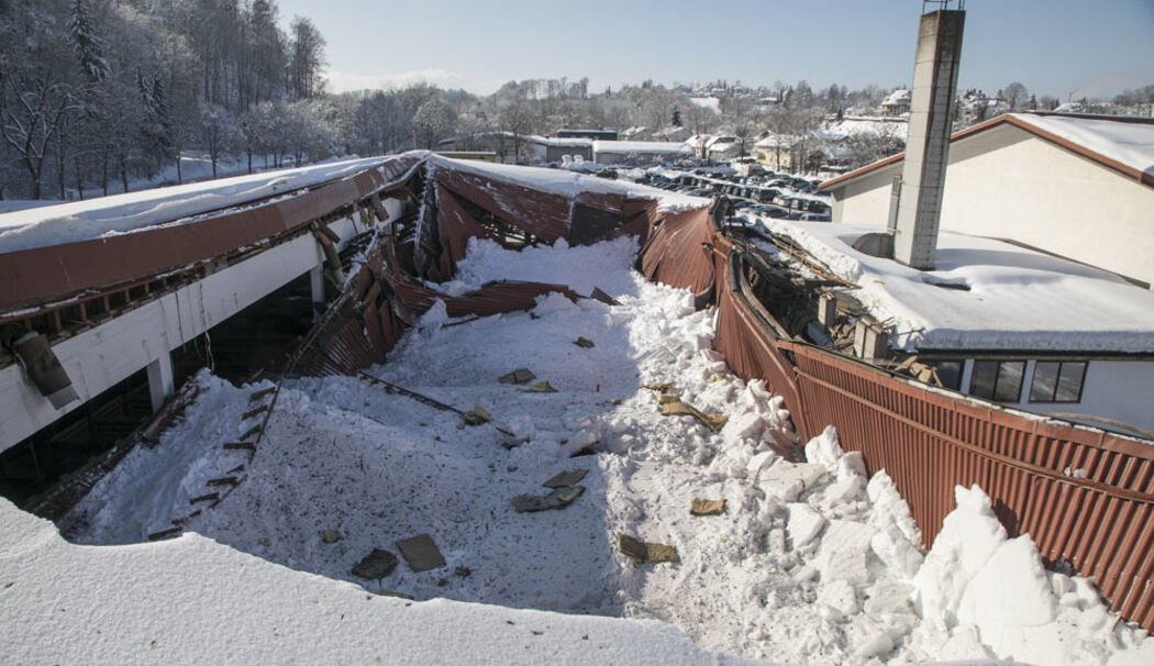 Dach von Chiemgauhalle in Traunstein eingestürzt – Hausmeisterin hörte Krachen – 600.000 Euro Schaden