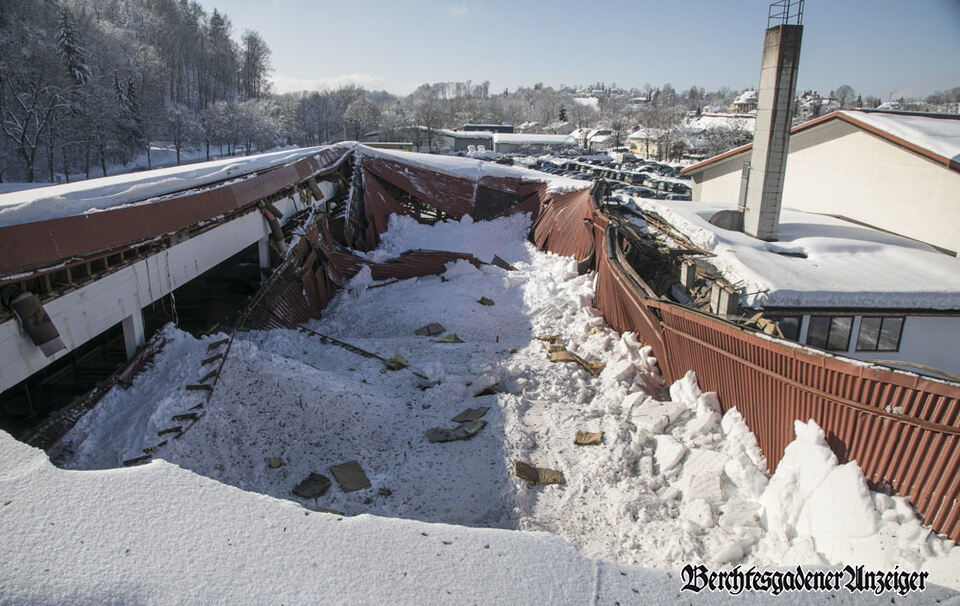 Dach von Chiemgauhalle in Traunstein eingestürzt – Hausmeisterin hörte Krachen – 600.000 Euro Schaden