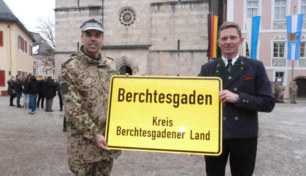 Verabschiedungsappell des Gebirgsjägerbataillons 232 auf dem Berchtesgadener Schlossplatz