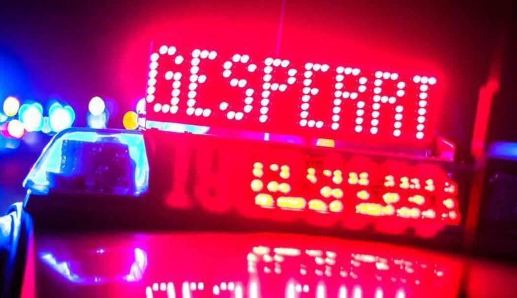 "Gesperrt" steht auf einem Polizeiauto