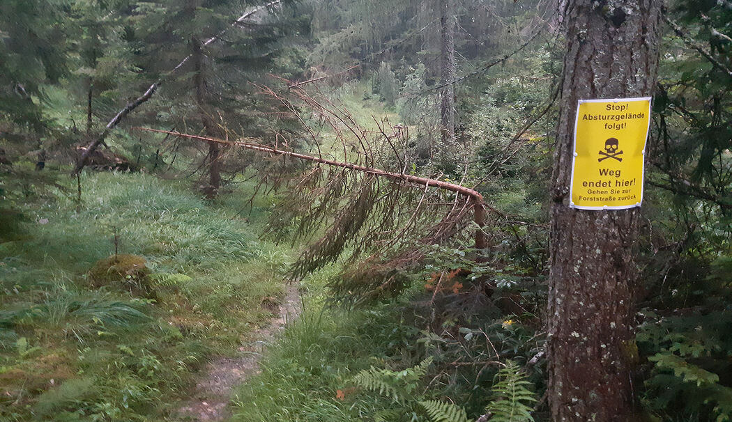 Bad Reichenhall: Warnschild an der Abzweigung des Waxriessteigs soll Notfälle verhindern