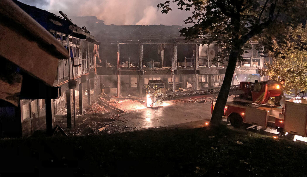 Großbrand in Berchtesgaden: Christophorus-Schule brennt bis auf Grundmauern nieder – Großeinsatz & Millionenschaden Großbrand in Berchtesgaden: Christophorus-Schule brennt bis auf Grundmauern nieder – Großeinsatz & Millionenschaden
