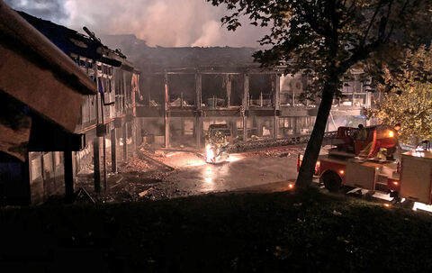 Großbrand in Berchtesgaden: Christophorus-Schule brennt bis auf Grundmauern nieder – Großeinsatz & Millionenschaden Großbrand in Berchtesgaden: Christophorus-Schule brennt bis auf Grundmauern nieder – Großeinsatz & Millionenschaden