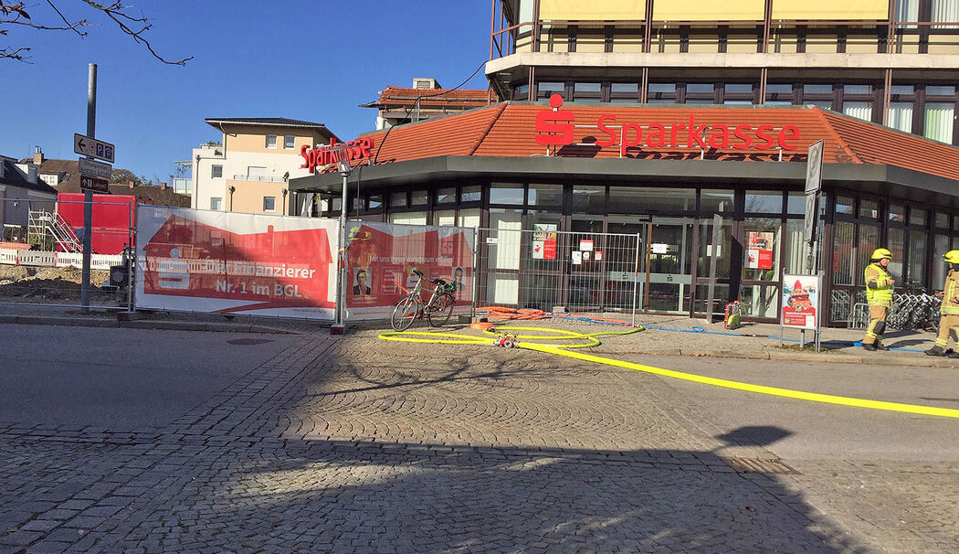 Freilassing: Gasaustritt in der Münchener Straße fordert Einsatzkräfte – Leitung bei Bauarbeiten beschädigt