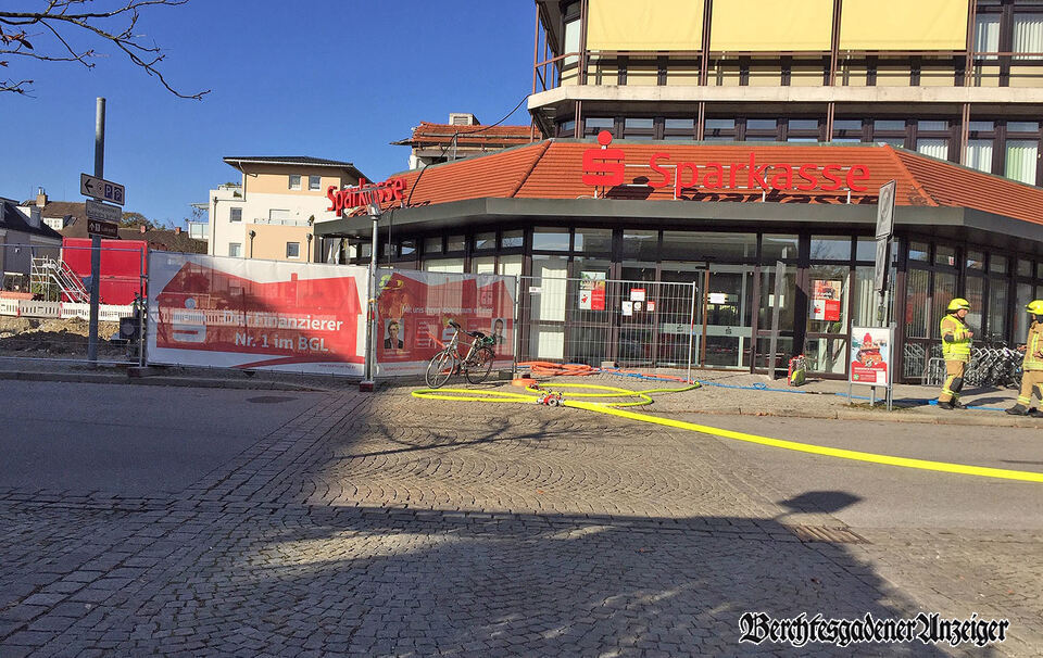 Freilassing: Gasaustritt in der Münchener Straße fordert Einsatzkräfte – Leitung bei Bauarbeiten beschädigt