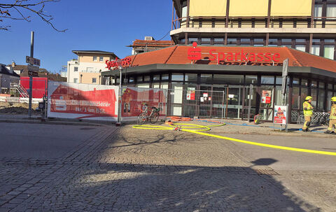 Freilassing: Gasaustritt in der Münchener Straße fordert Einsatzkräfte – Leitung bei Bauarbeiten beschädigt