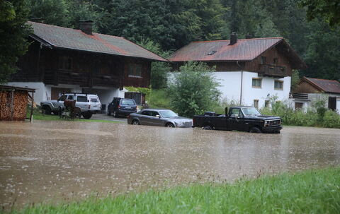 Traunstein: Hochwasser nach Regenfällen auf B304 – Hunderte Feuerwehreinsätze – Vollsperrung der A8 | Chiemgau