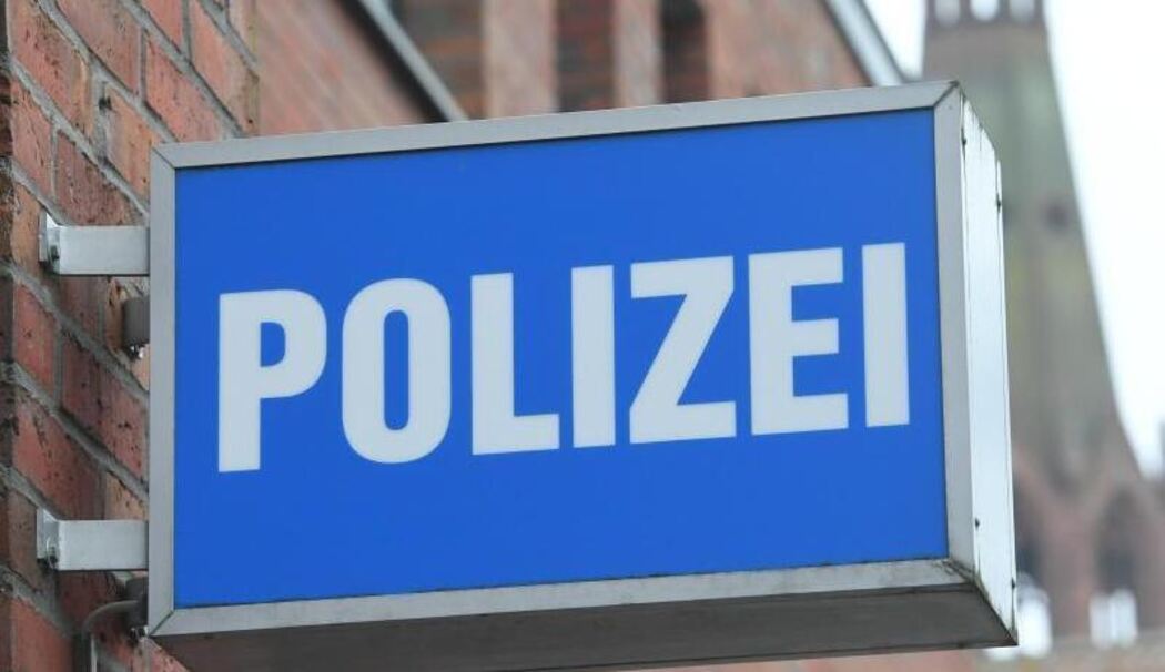 Ein Schild mit dem Schriftzug "Polizei" an einer Polizeiwache Ein Schild mit dem Schriftzug "Polizei" an einer Polizeiwache