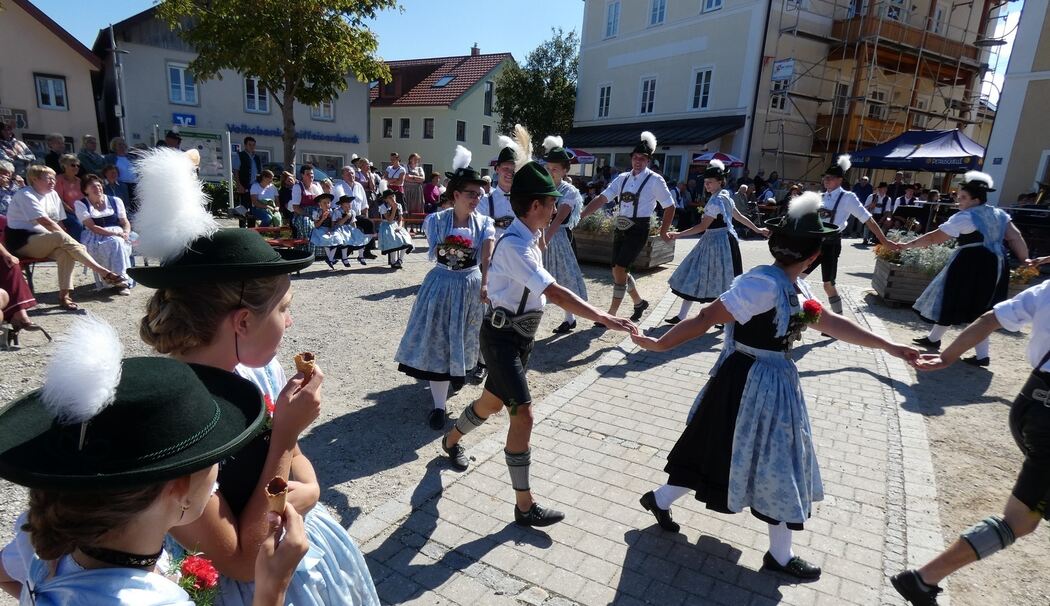 Trachtler und Musikanten aus Grabenstätt und Vachendorf begeistern mit ihren Auftritten