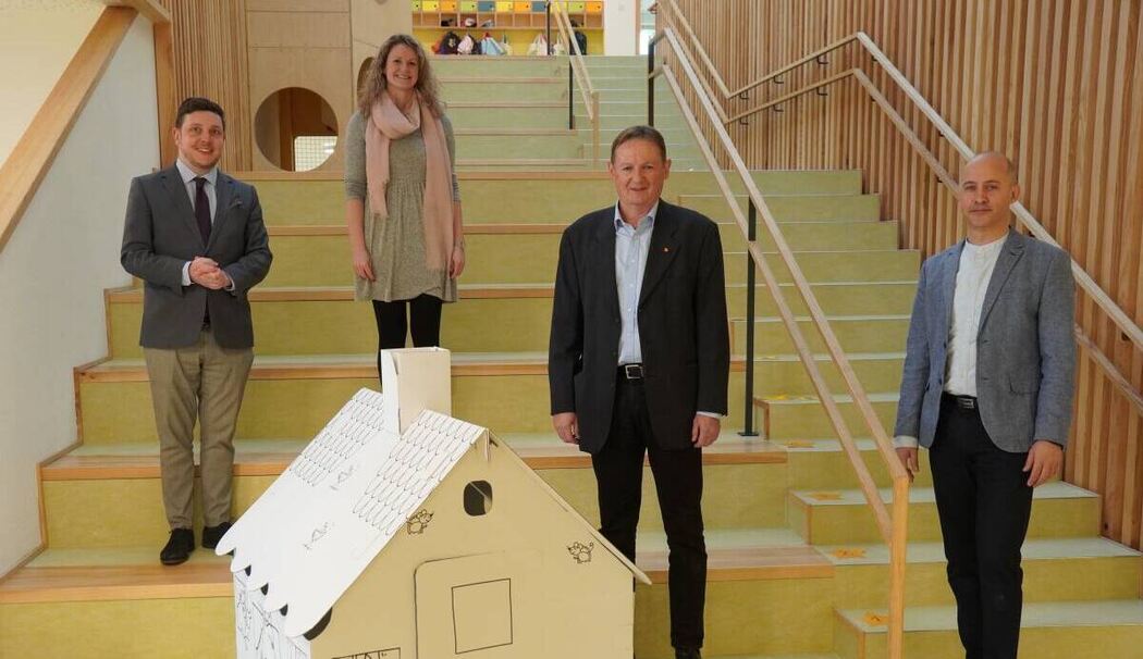 Spielhäuschen für die Kitas – Spende der DS Smith Packaging an Traunreuter Einrichtungen