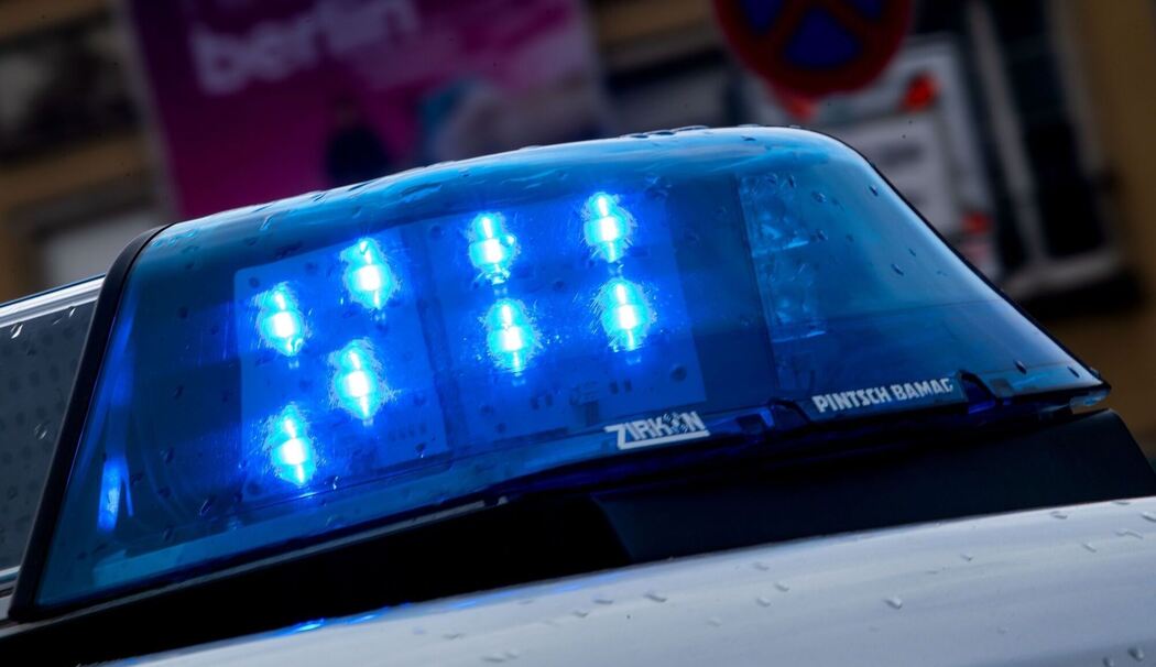 Ein Blaulicht leuchtet auf dem Dach eines Streifenwagens Ein Blaulicht leuchtet auf dem Dach eines Streifenwagens