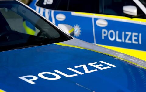 Zwei Einsatzfahrzeuge der Polizei
