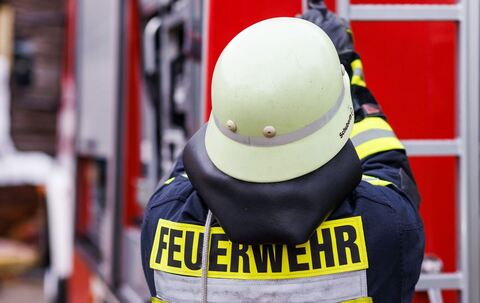 Ein Feuerwehrmann bei einer Übung