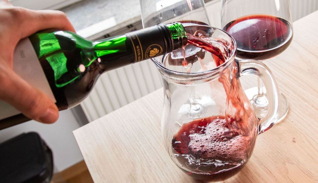 Rotwein wird in eine Karaffe gefüllt