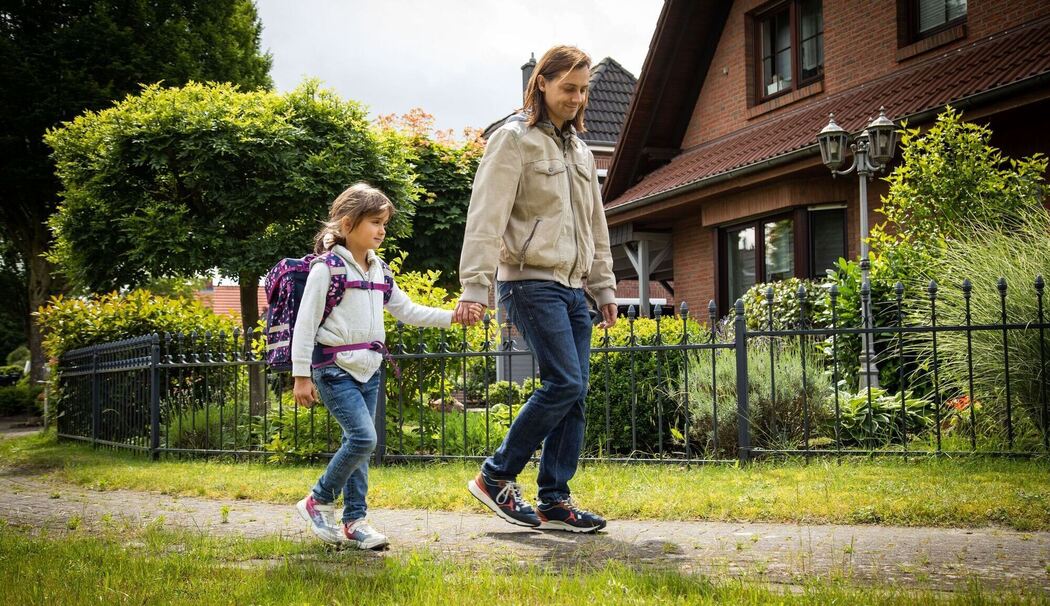 Vater und Tochter üben den Schulweg