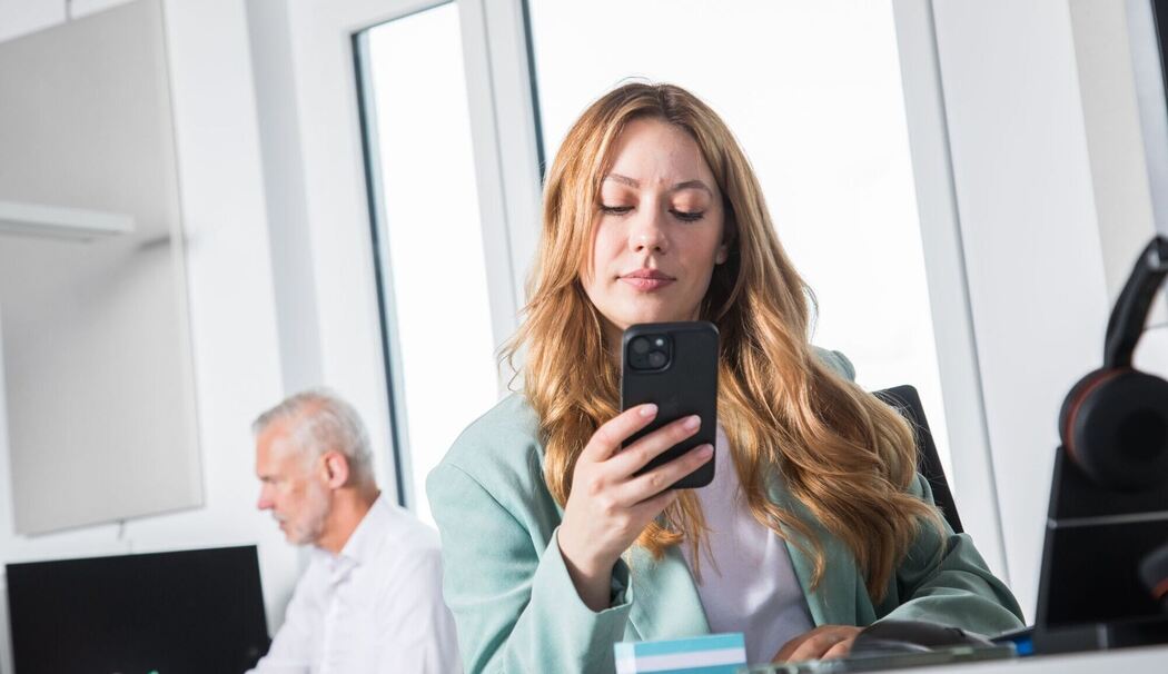 Zwei Kollegen arbeiten in einem Büro