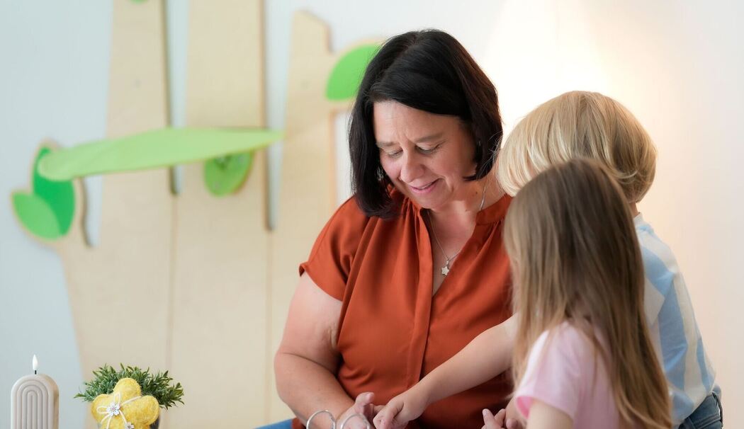Nicole Peters spielt mit zwei Kindern