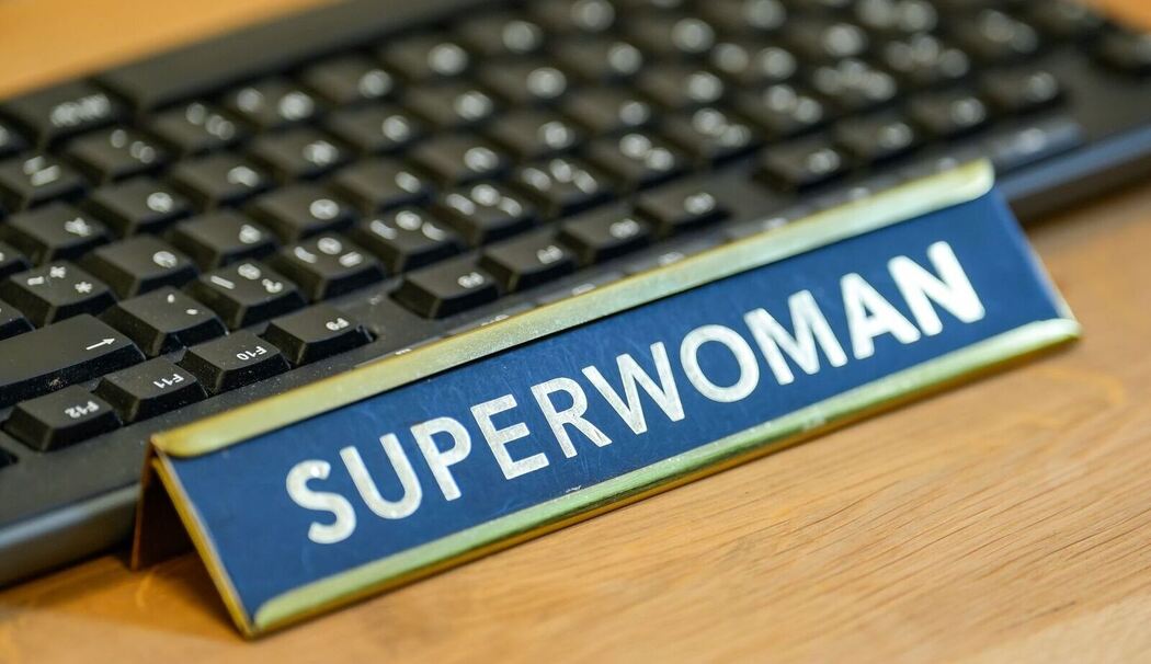 Ein Schild mit der Aufschrift «Superwoman»