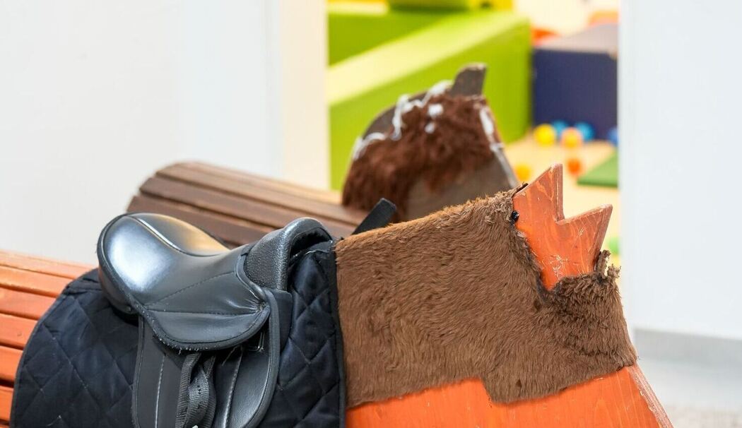 Holzpferde stehen in einer Kita
