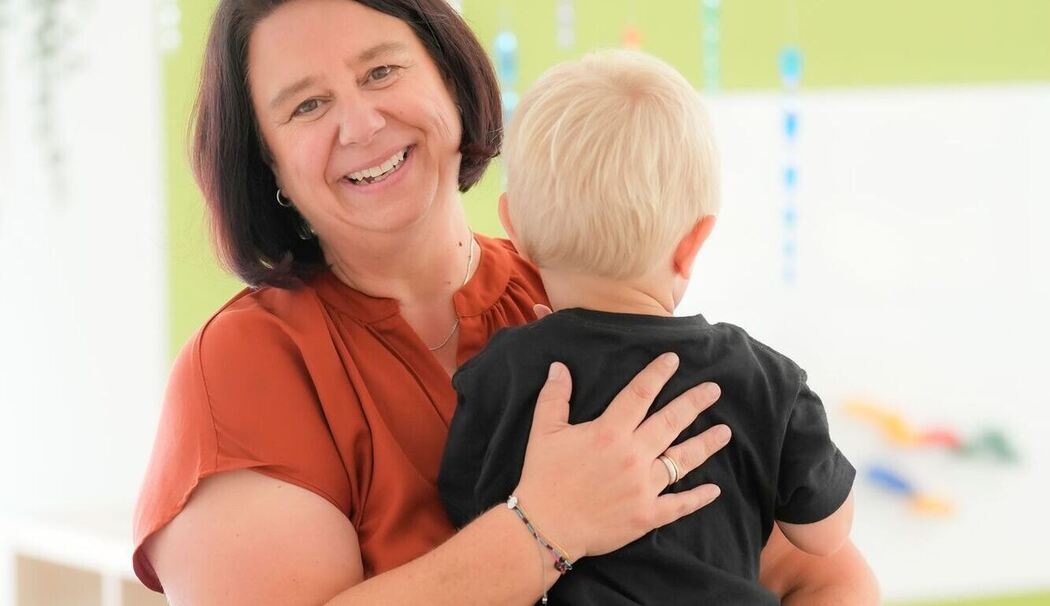 Nicole Peters hält einen Jungen auf dem Arm