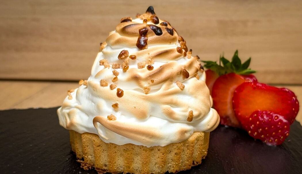 Fertiges gegrilltes Eis mit goldbraunem Baiser
