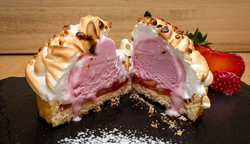 Fertiges gegrilltes Eis mit goldbraunem Baiser