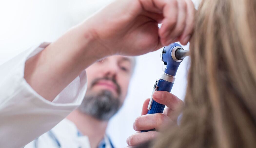 Ein Arzt untersucht eine Patientin