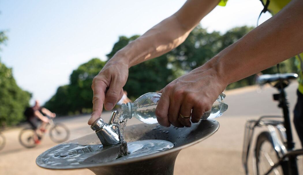 Ein Mann füllt seine Wasserflasche auf