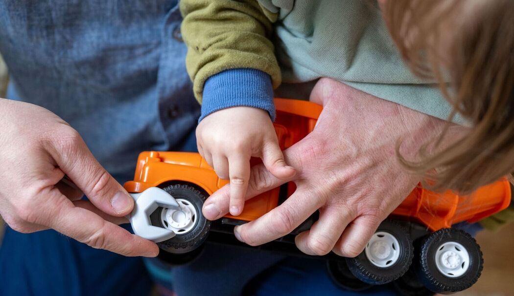 Ein Vater spielt mit seinem Sohn