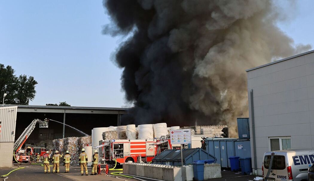 Hohe Rauchwolke nach Brand in Entsorgungsfirma