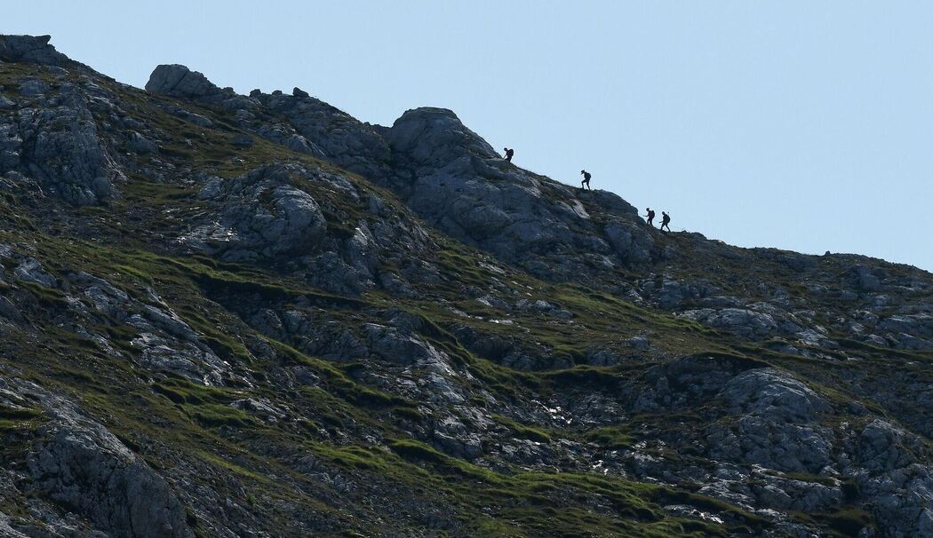 Wanderer steigen einen Grat hinauf