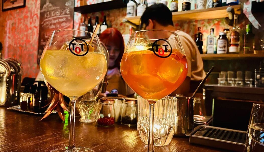 Drinks stehen auf der Theke einer Bar