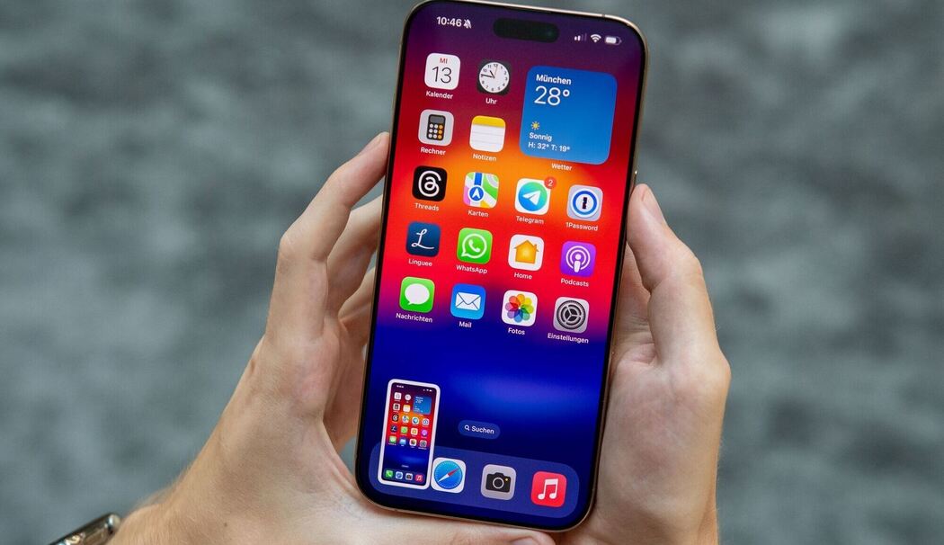 Ein Mann macht einen Screenshot auf einem Smartphone