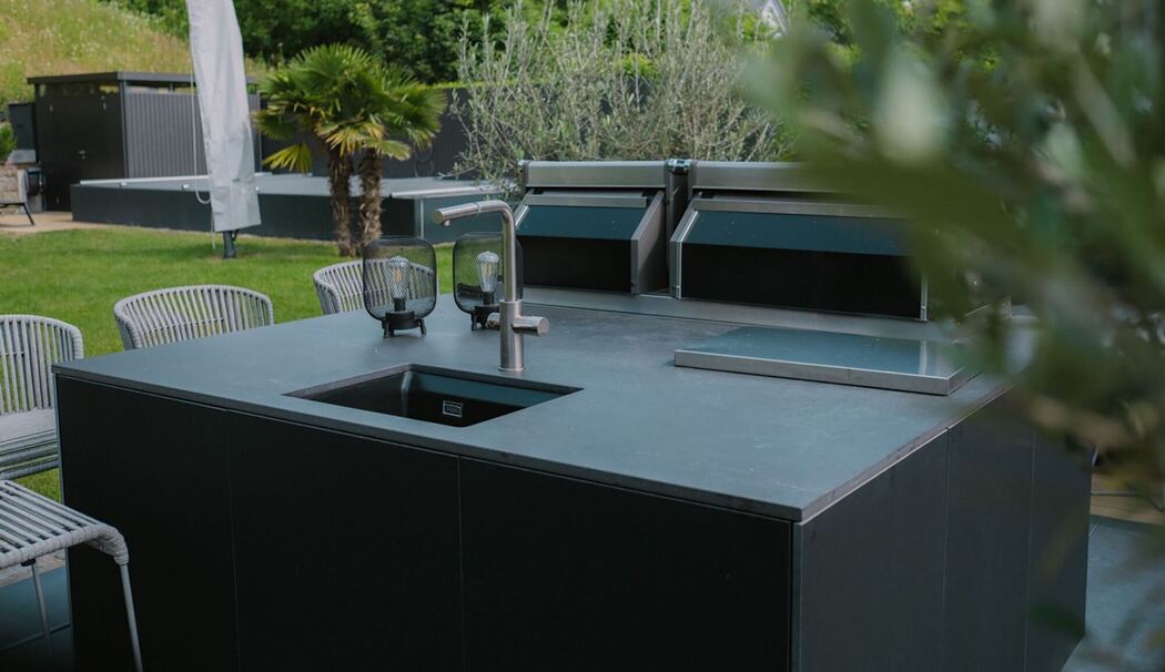 Outdoorküche in einem Garten
