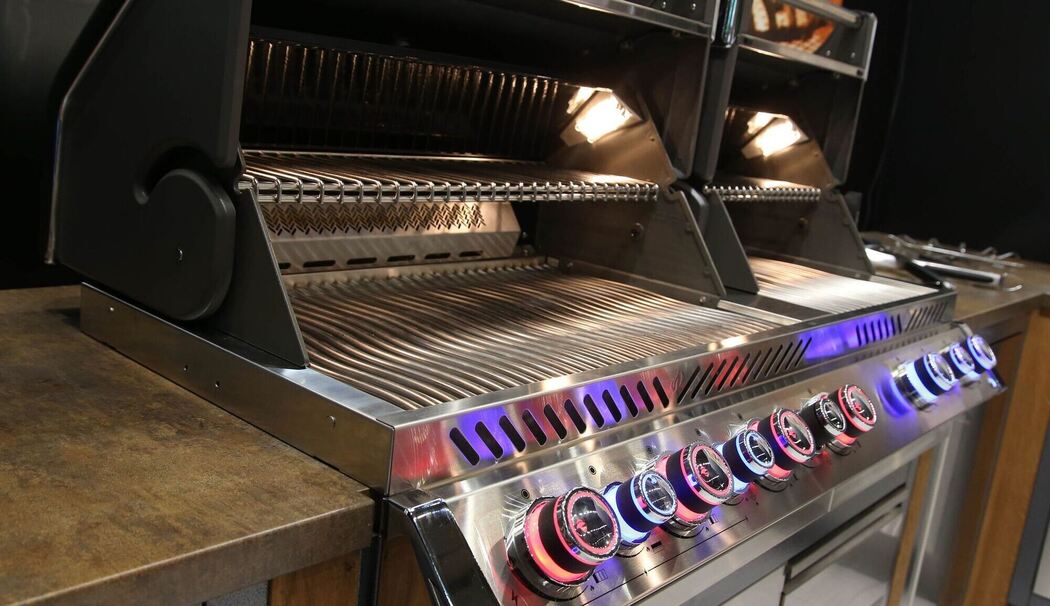 Gasgrill in einer Outdoorküche