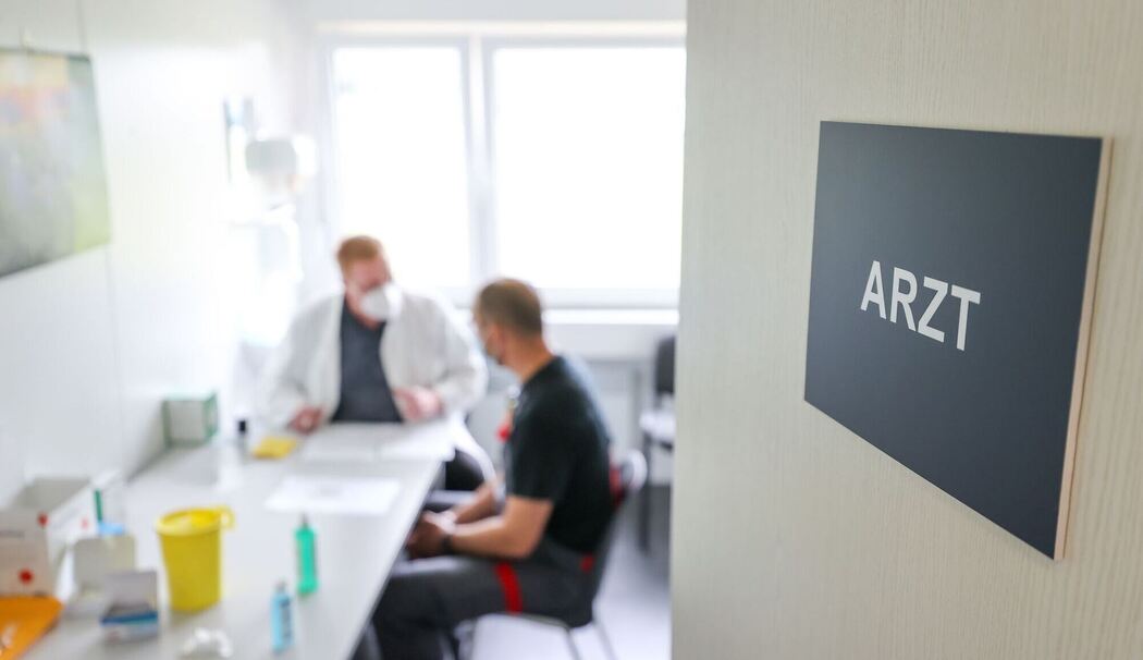 Ein Arbeiter beim Betriebsarzt