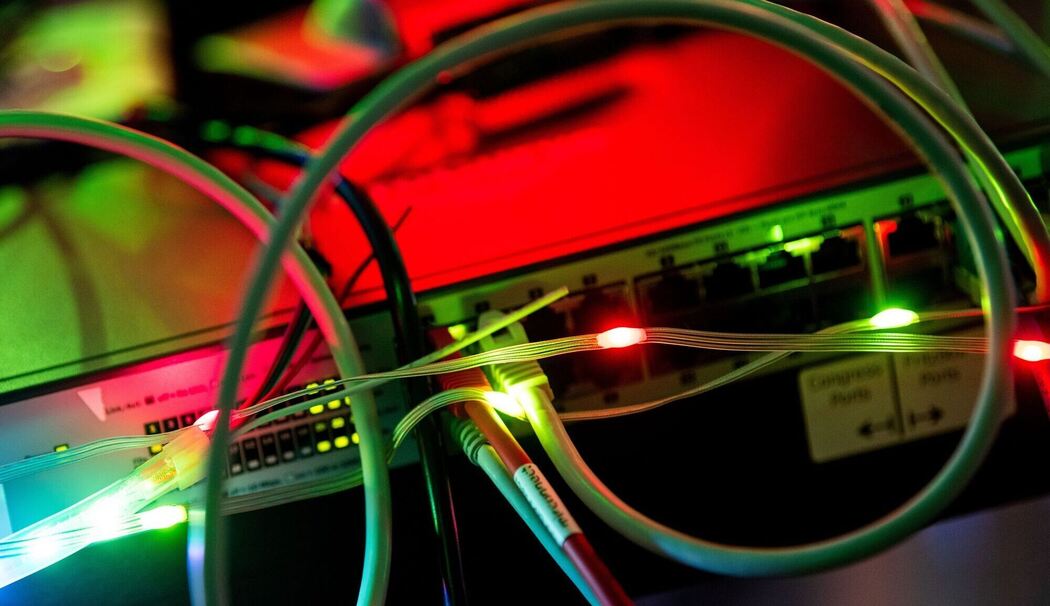 Kabel und Lampen blinken an einem PC