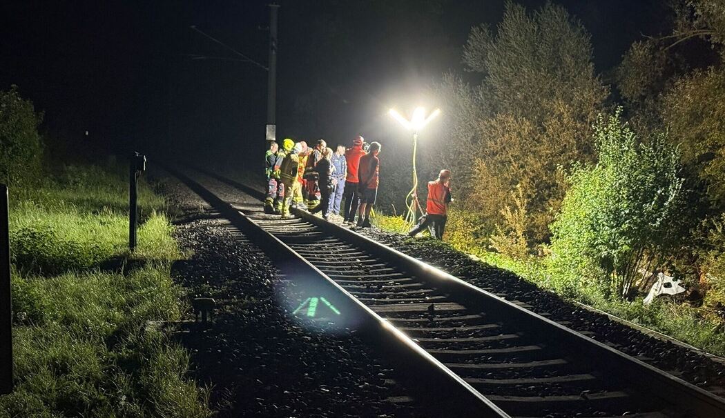 Zug und Auto kollidieren: Zwei 23-Jährige sterben