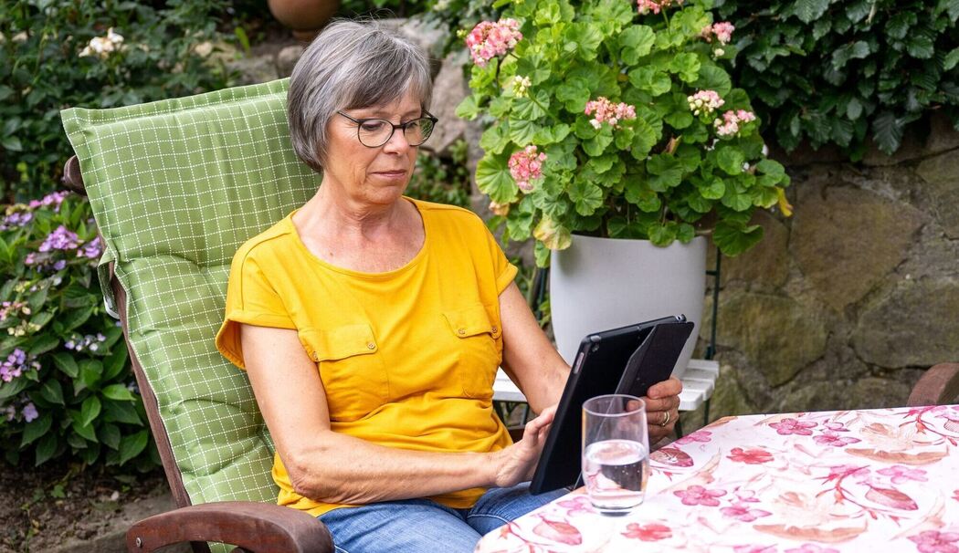 Frau schaut auf ein Tablet