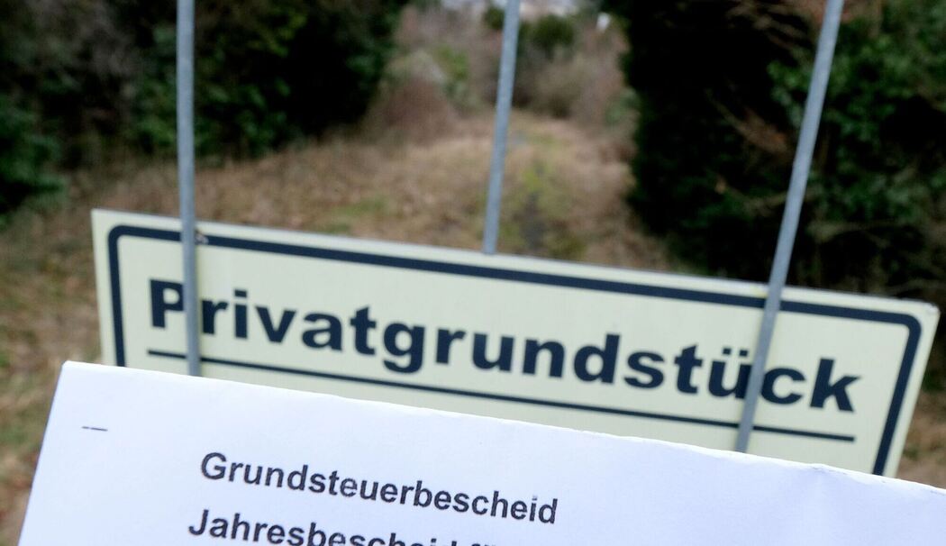 Ein Grundsteuerbescheid vor einem Privatgrundstück