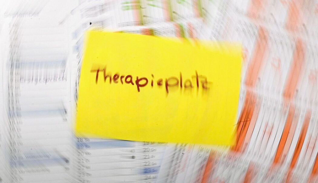 Zettel mit dem Schriftzug «Therapieplatz» liegt auf Kalendern