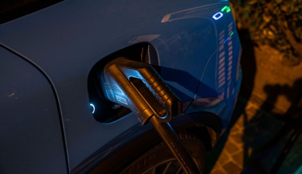 Porsche Macan E-Modell wird geladen